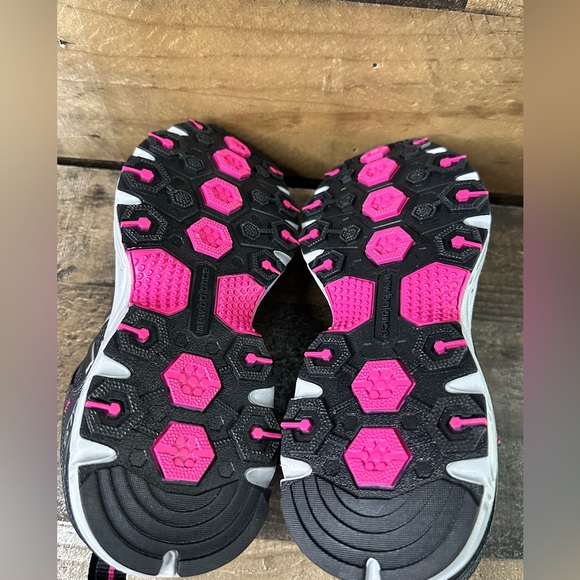 New Balance 573 V3 Black and Pink Size 7 Trail Runner ✨ NEW - Picture 5 of 8